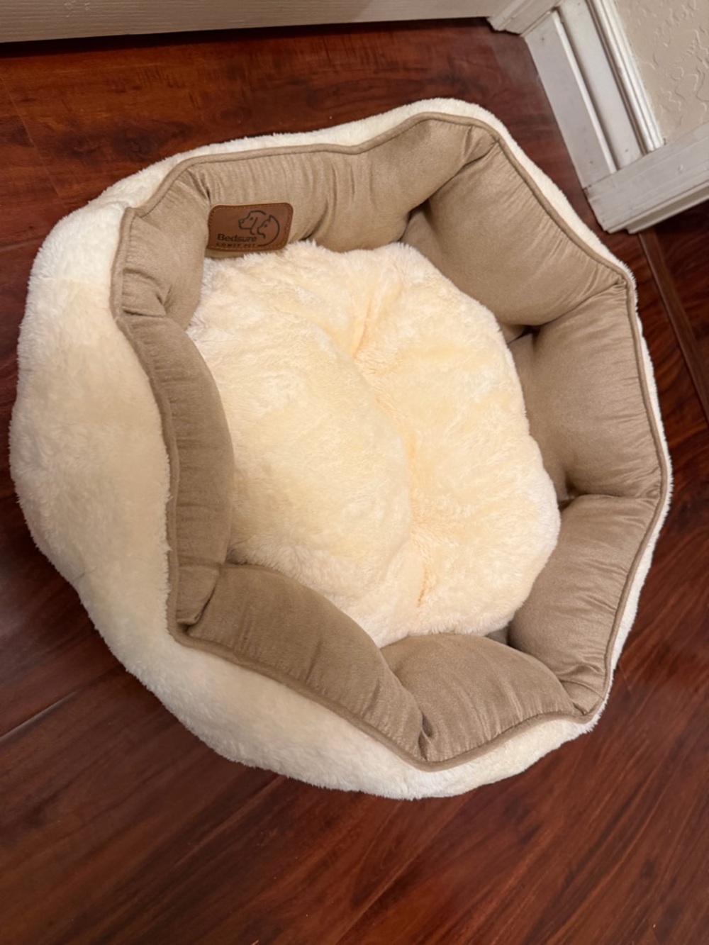 Bedsure cat or small dog bed Like New